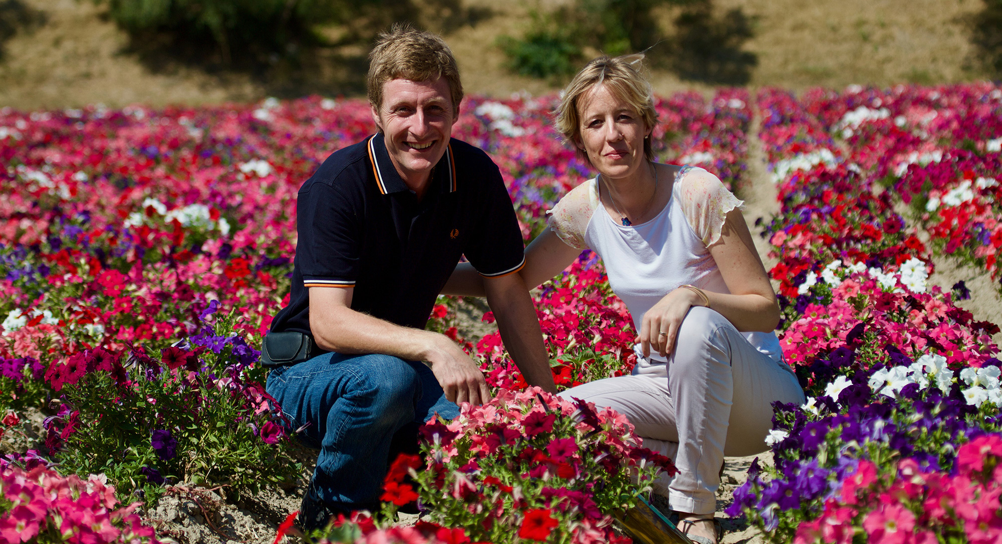 Anne et Gilles Brun dans un champs de Pétunias au Moulin du Calanquet